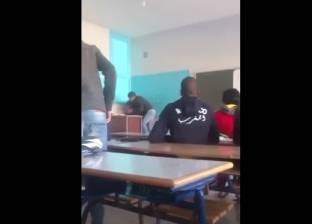 بالفيديو| مشاهد صادمة لتلميذ يضرب أستاذه بشكل عنيف داخل الفصل
