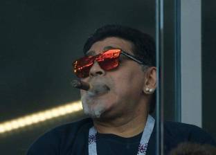 بسبب التدخين.. مارادونا يعتذر عن اختراق قوانين كأس العالم