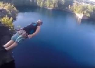 بالفيديو| قفزة أسطورية لمغامر من أعلى جرف صخري إلى بحيرة