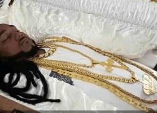 جنازة غير تقليدية.. تزيين جثة مليونير بمجوهرات ونعش ذهبي