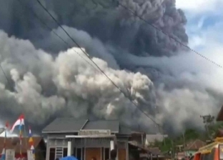 فيديو .. لحظة انفجار بركان ضخم وانتشار سحابة هائلة في إندونيسيا