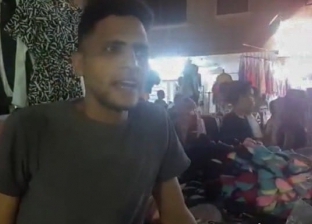 «محمود» شاب كفيف يعول أسرته من بيع الجوارب بشوارع فيصل: ربنا بيرزق