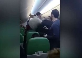 بالفيديو| اشتباك على متن طائرة متجهة إلى تونس بسبب راكب "عنيف"