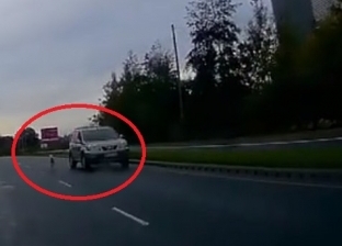 بالفيديو| البحث عن سائق قاس سحب كلبه من نافذة سيارته أثناء السير