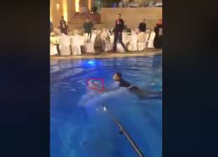 بالفيديو| عروسان يقفزان في حمام سباحة.. "العروسة ماكنتش هتطلع"