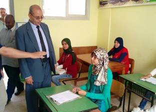 "مدير تعليم بورسعيد" يتابع امتحانات الصم وضعاف السمع