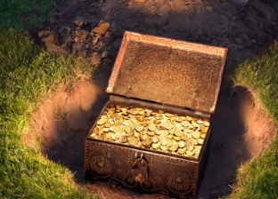 رجل يعثر على كنز من الذهب مدفون في مكان لايتخيله أحد.. «بداخله زمرد وياقوت»
