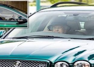بالصور| «لحظة نادرة».. ملكة بريطانيا تقود سيارتها بنفسها