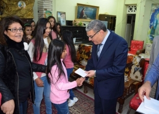 محافظ المنيا يوزع عيدية الميلاد لأطفال دار البنات القبطية
