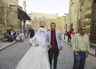 عروسان بدون معازيم في شارع المعز: كان نفسنا نعمل فرح