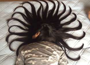 بالصور| شاب يستغل نوم شقيقته ويحول شعرها لأعمال فنية