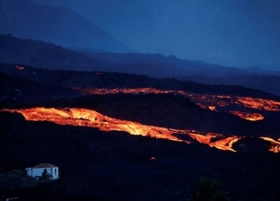 بركان «لابالما» لا يزال يثير ذعر العالم: الرماد يغطي الجزيرة