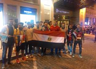 الجالية المصرية بأوكرنيا يعسكرون أمام فندق محمد صلاح: "ندعمك"
