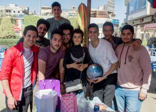 بالصور| مصطفى وأصدقاؤه يحتفلون بعيد ميلاد طفلة متسولة: "جبرنا بخاطرها"