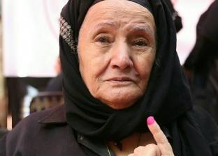 "زينب" عمرها 84 عاما تحدت مشقة الصيام لتنتخب: "صوروا صباعي بالفسفور"