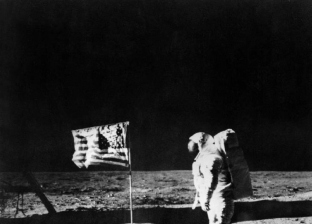 بيع صور نادرة التقطت على القمر بـ171 ألف دولار في مزاد عالمي