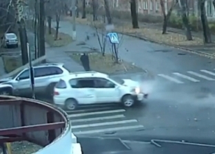 فيديو.. روسي ينجو من الموت مرتين خلال ثوانٍ
