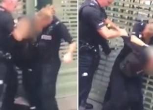 بالفيديو| شرطي بريطاني يوسع فتاة في سن 14 عاما ضربا على رأسها!