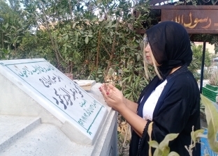 تفاصيل زيارة بوسي شلبي لمدفن محمود عبدالعزيز في ذكرى ميلاده: «مصحف وماسك»