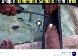 بالفيديو| كيني يصنع أحذية من "كاوتش الموتوسيكل".. وزبائنه: "مريحة جدا"