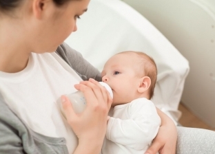 تحذير من تسخين حليب الأطفال في الميكرويف: يسبب التهابات