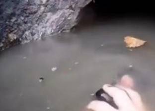 بالفيديو| طفل يصطاد سمكة ضخمة بيديه