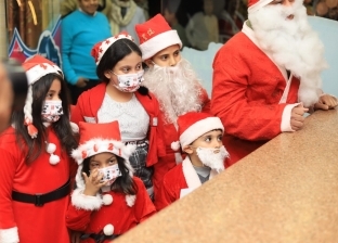 بعربة سندريلا.. بابا نويل يوزع الكمامات على المواطنين بالأقصر