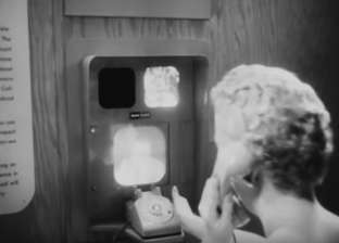 بالفيديو| لقطات تظهر إجراء مكالمة "فيديو" في الخمسينات