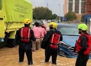 فيضانات تضرب سلطنة عمان وتتسبب في غرق المباني والسيارات (فيديو)
