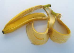 قشر الموز بديلا سحريا لملمع الأحذية.. «وفر فلوس الورنيش»