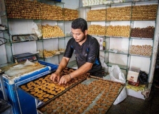 صاحب محل حلويات يوزع 200 علبة كعك على الأسر الفقيرة: عادة وربنا ما يقطعها