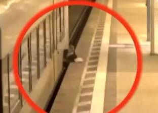بالفيديو| رجل ينجو من الموت أسفل عجلات قطار