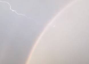 بالفيديو| لحظة سقوط جسم غريب من السماء خلال عاصفة رعدية