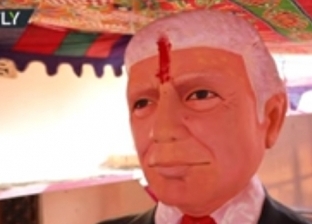 بالفيديو| هندي يعبد ترامب.. يعتبر الرئيس الأمريكي إلها ويقيم معبدا له