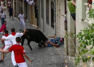 بالصور| "الموبايل ضايقه".. ثور يهاجم رجلا في مهرجان إسباني