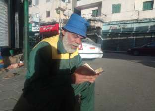 صورة تخطف القلوب.. عامل نظافة يبهر الجميع بقراءة القرآن: بختمه مرتين أسبوعيًا