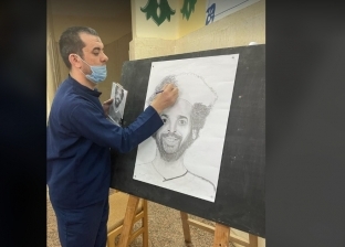 فنان خلف القضبان.. نزيل في سجن المنيا يرسم صور السيسي ومحمد صلاح والسادات