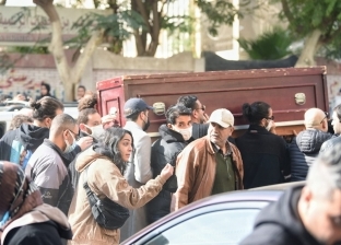 أشرف زكي وريهام والإيباري يحضرون دفن مها أبو عوف بمقابر البساتين
