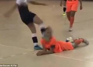 بالفيديو| عنف كرة القدم النسائية.. لاعبة تركل منافستها في الرأس