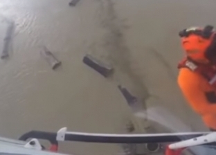بالفيديو| لحظة إنقاذ رجل عالق على سقف منزله هربا من الفيضان