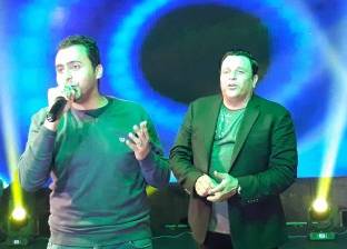بالصور| صعيدي يوقف حفل محمد فؤاد ويغني معه "أنا بين أيديك" بقنا