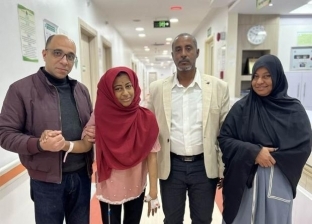 أول تعليق من والد الطفلة السودانية «إيناس» بعد إنقاذها على يد طبيب مصري: معجزة