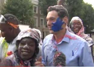بالفيديو| مراسل يتعرض لهجوم بالطلاء خلال تغطيته لـ"كرنفال ألوان"