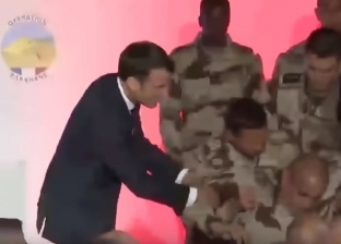 بالفيديو| جندي فرنسي يفسد احتفال ماكرون بـ "الكريسماس"
