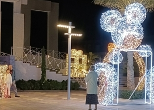 الغردقة تتزين استعدادا للكريسماس.. تجهيز خيمة رأس السنة لاستقبال السياح