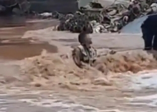 مشهد مأساوي.. شاب ليبي يصارع الموت وسط سيول درنة الجارفة (فيديو)