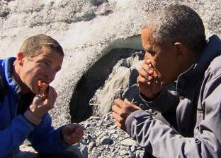 بالصور| بعيدا عن "الإتيكيت".. أوباما يأكل السلمون النيء في الحياة البرية بألاسكا