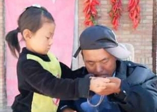 طفلة صينية تعتني بوالدها بعد أن تركته زوجته لأنه مشلول