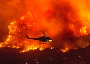 إجلاء الآلاف من سكان منازل كاليفورنيا.. كيف يتم إطفاء حرائق الغابات؟