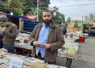 بدأ الرحلة بـ"كرتونة قصص أطفال".. بيت عبدالله مكتبة لقريته في الفيوم